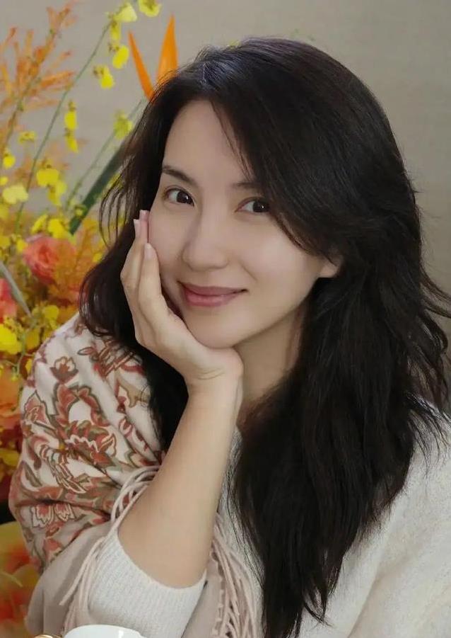 “万人迷”陈好30岁嫁二婚富商，却连生三胎，如今过得太幸福