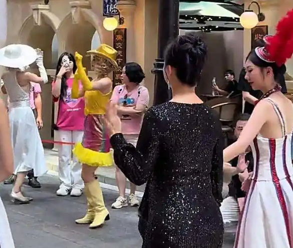 56岁翁虹在景区打工跳舞，穿亮片开叉裙珠圆玉润，网友：真的好像李湘
