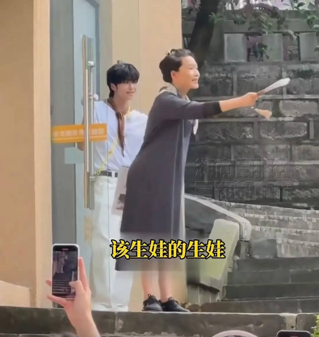 何赛飞喊话粉丝以追求自己的生活为主：除了追星以外该谈恋爱的谈恋爱