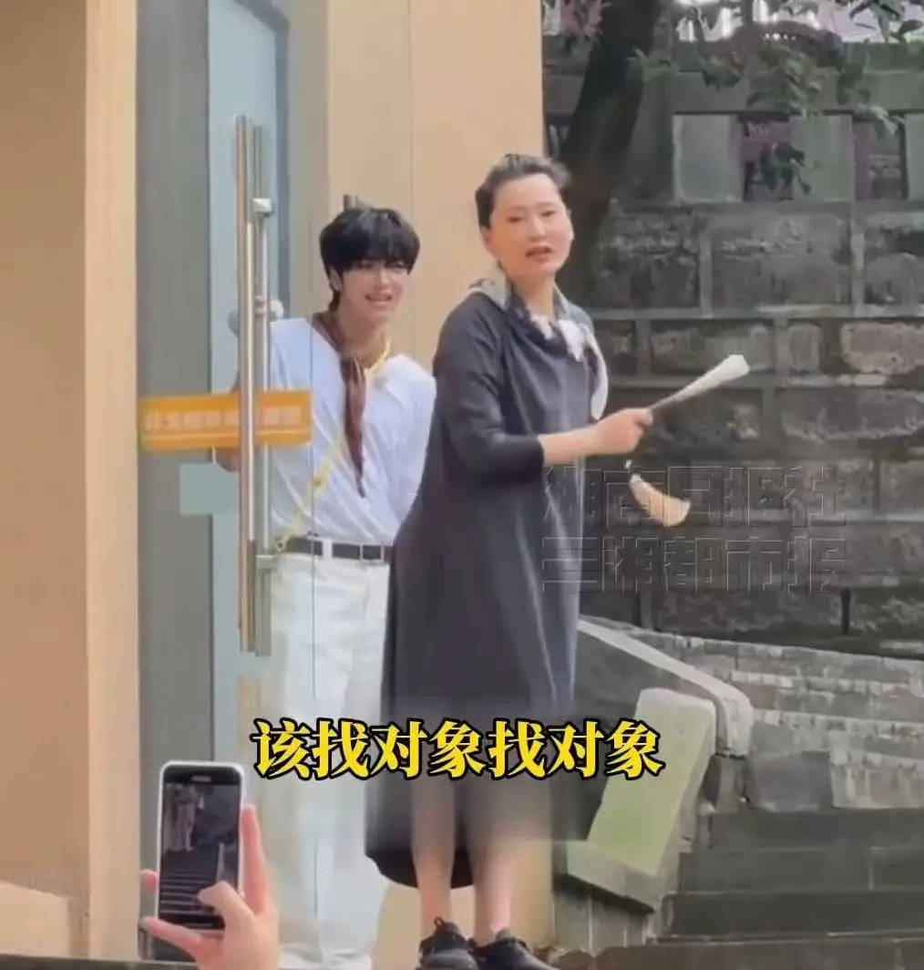 何赛飞喊话粉丝以追求自己的生活为主：除了追星以外该谈恋爱的谈恋爱