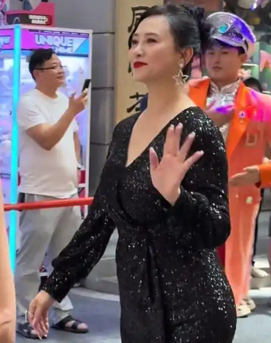 最近有网友在广州千古情景区偶遇了58岁的翁虹，还把她跳舞的视频给晒了出来。 视频里翁虹真是让人眼前一亮，她穿着一身闪闪发光的亮片开叉裙，整件裙子是紧身包臀的设计，把她玲珑有致的身材勾勒得恰到好处。 脚上还踩着高跟鞋，和一群年轻的舞者们