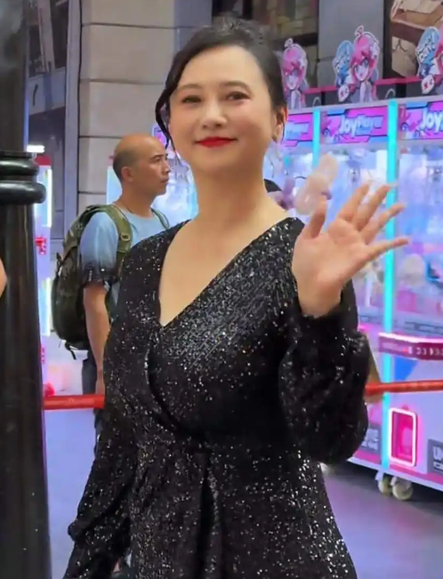 56岁翁虹在景区打工跳舞，穿亮片开叉裙珠圆玉润，网友：真的好像李湘