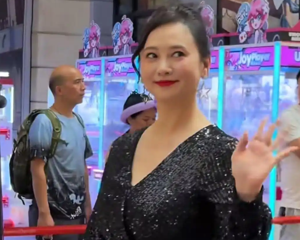 56岁翁虹在景区打工跳舞，穿亮片开叉裙珠圆玉润，网友：真的好像李湘