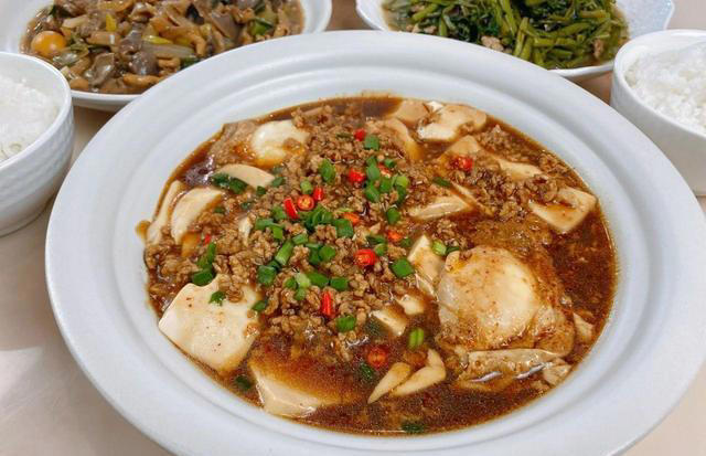 很嫩，但确实是一道硬菜，便宜又好吃，米饭“一扫而光”