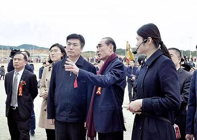 富豪也得带娃！许世辉带外孙上游乐场，全程不撒手，独子12年去世