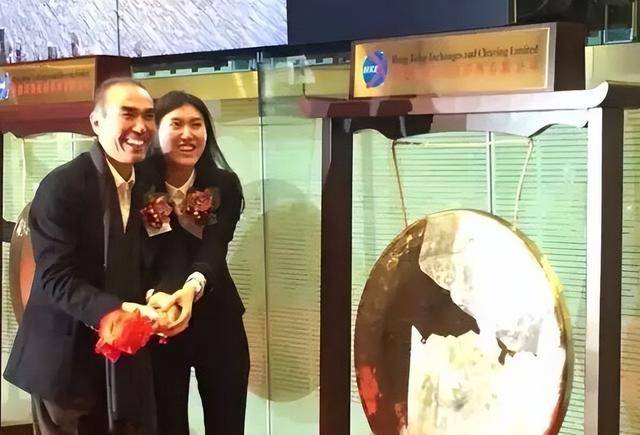 富豪也得带娃！许世辉带外孙上游乐场，全程不撒手，独子12年去世