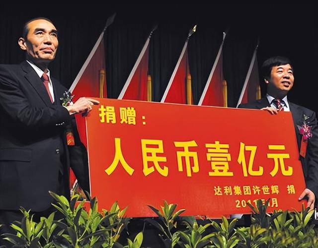 富豪也得带娃！许世辉带外孙上游乐场，全程不撒手，独子12年去世