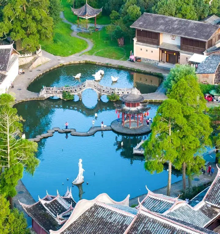 鲤鱼溪景区，游客拍照留影，领略独特人文景观。