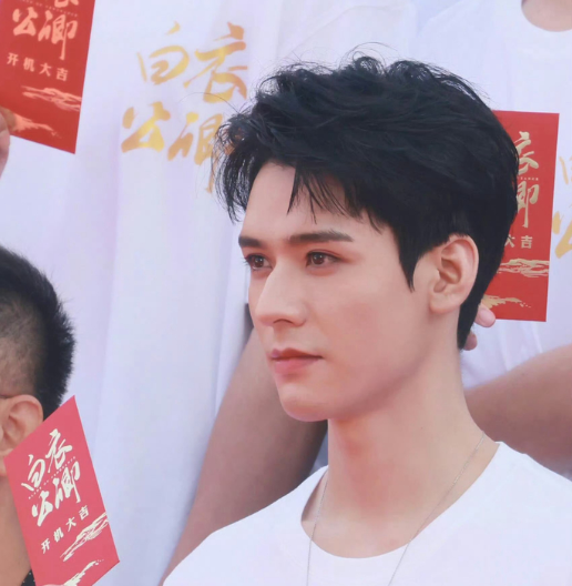 32岁龚俊《白衣公卿》造型曝光，高马尾小束腰帅到不行，天生为古装而生