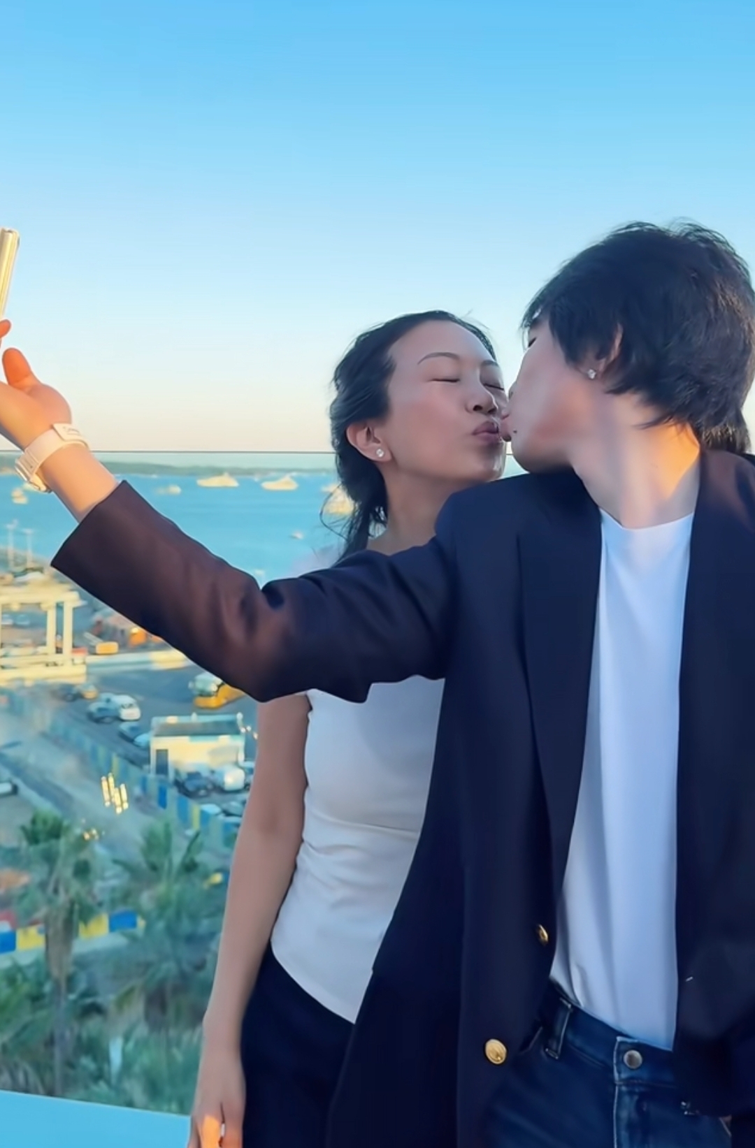 萧敬腾夫妇法国度假，他为老婆扎发，林有慧素颜显老仍被爱