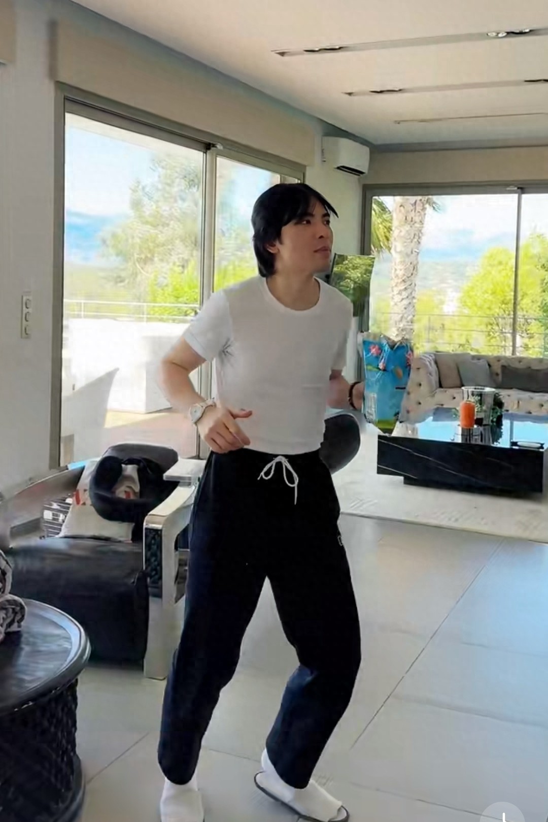 萧敬腾夫妇法国度假，他为老婆扎发，林有慧素颜显老仍被爱