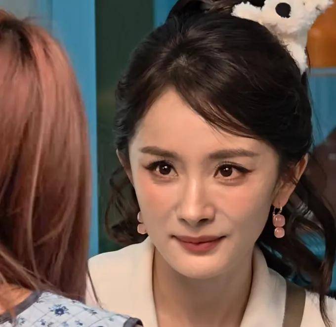 杨幂卖萌翻车！生图疲态尽显，38岁还拼少女感和辛芷蕾差距明显