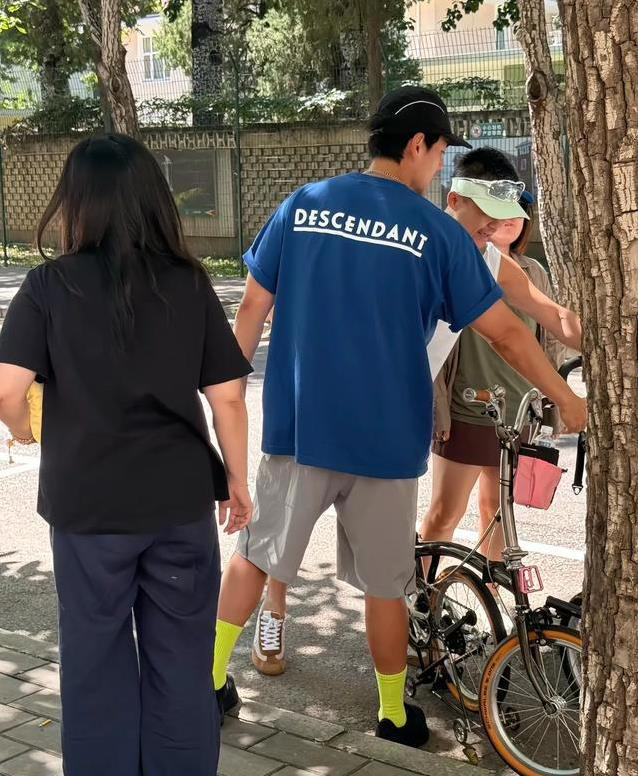 彭于晏43岁现身北京街头，帅得像20岁小伙，路人围观他却超亲切