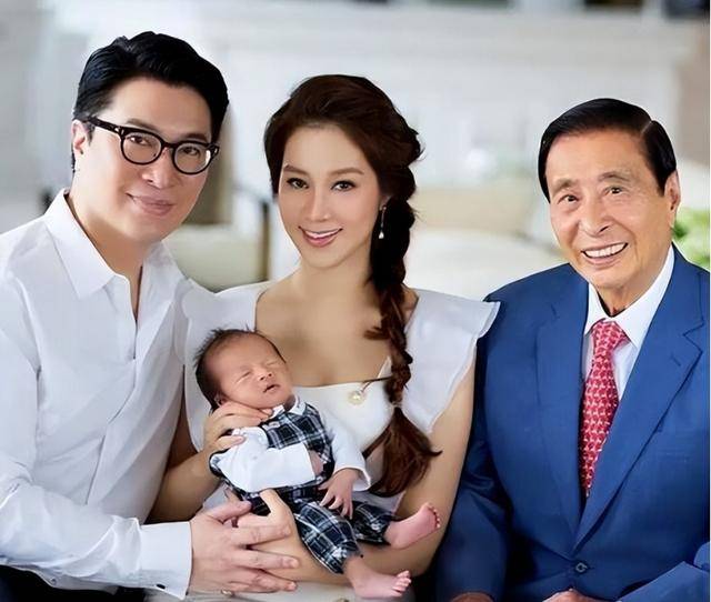 香港四大家族没落：李嘉诚父子撤退，郑裕彤儿子负债李兆基家躺平