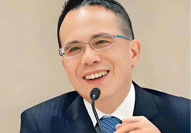 香港四大家族没落：李嘉诚父子撤退，郑裕彤儿子负债李兆基家躺平