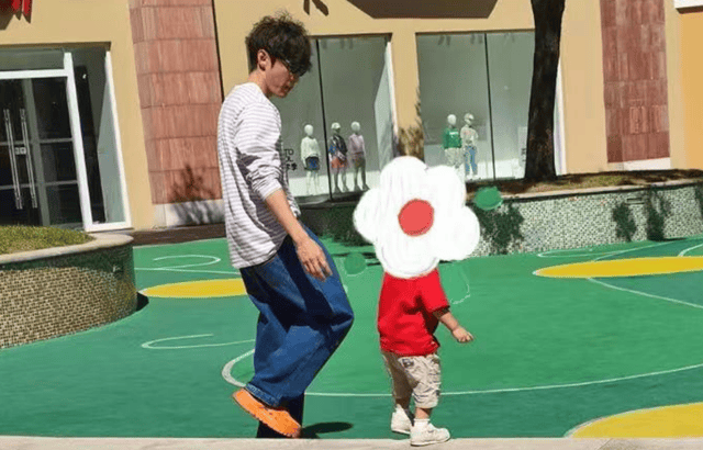 36岁代旭北京带娃被偶遇，与尹雨航早就低调领证，儿子都2岁了