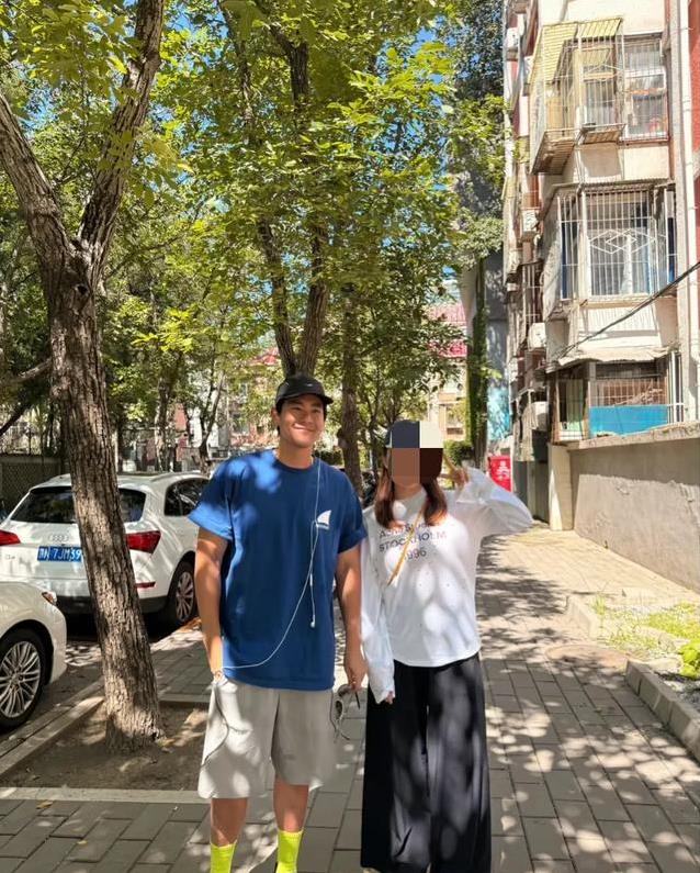 彭于晏43岁现身北京街头，帅得像20岁小伙，路人围观他却超亲切