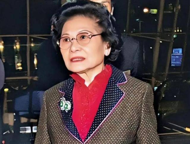 香港四大家族没落：李嘉诚父子撤退，郑裕彤儿子负债李兆基家躺平