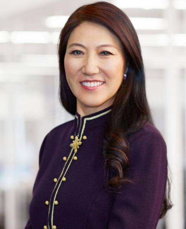 香港四大家族没落：李嘉诚父子撤退，郑裕彤儿子负债李兆基家躺平