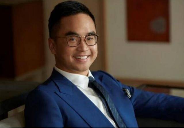 香港四大家族没落：李嘉诚父子撤退，郑裕彤儿子负债李兆基家躺平