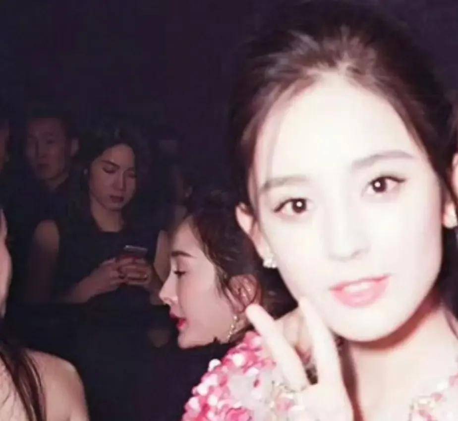 好尴尬！娜扎误发杨幂“丑照”，暴露对方侧脸短板，亮点不止一个