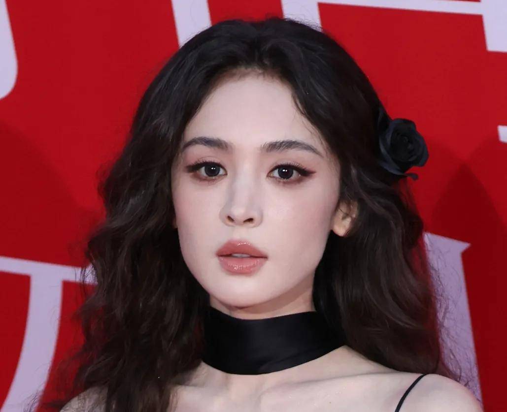 好尴尬！娜扎误发杨幂“丑照”，暴露对方侧脸短板，亮点不止一个