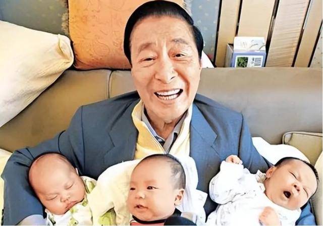 香港四大家族没落：李嘉诚父子撤退，郑裕彤儿子负债李兆基家躺平