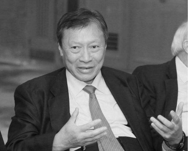 香港四大家族没落：李嘉诚父子撤退，郑裕彤儿子负债李兆基家躺平