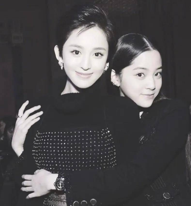 好尴尬！娜扎误发杨幂“丑照”，暴露对方侧脸短板，亮点不止一个