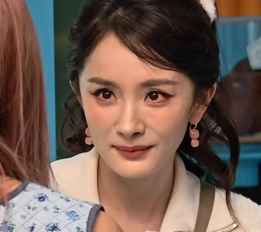 好尴尬！娜扎误发杨幂“丑照”，暴露对方侧脸短板，亮点不止一个
