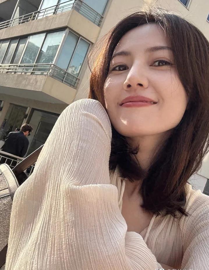 高圆圆酒店挥汗健身，45岁身材匀称逆龄，素颜白得像开光