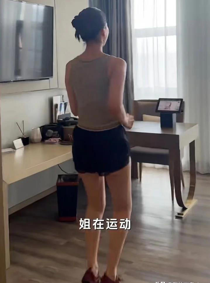 高圆圆酒店挥汗健身，45岁身材匀称逆龄，素颜白得像开光