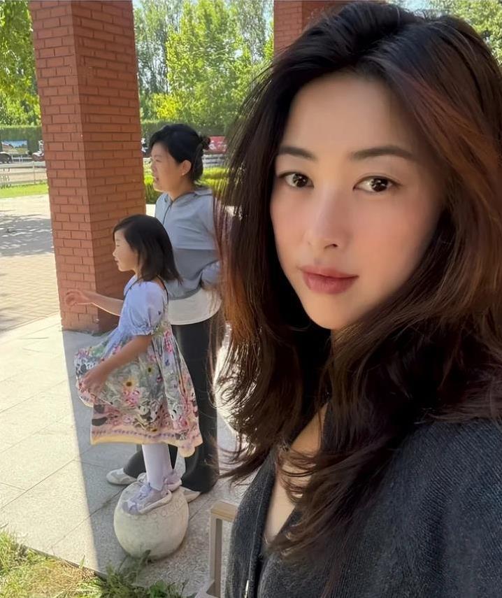 朱珠马场陪老公比赛，下厨做三道硬菜，味道好到全家夸不停