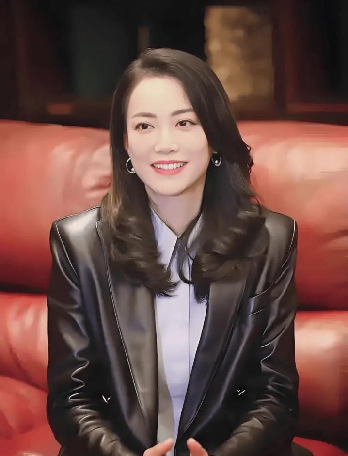 从模特到金牌经纪人，独自带娃闯北京，50岁母女封面惊艳众人