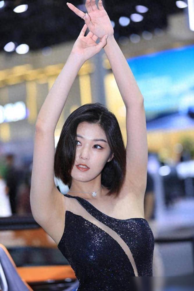 绝美车模程儿凭颜值气质出圈，车展惊艳亮相引关注，未来星途可期