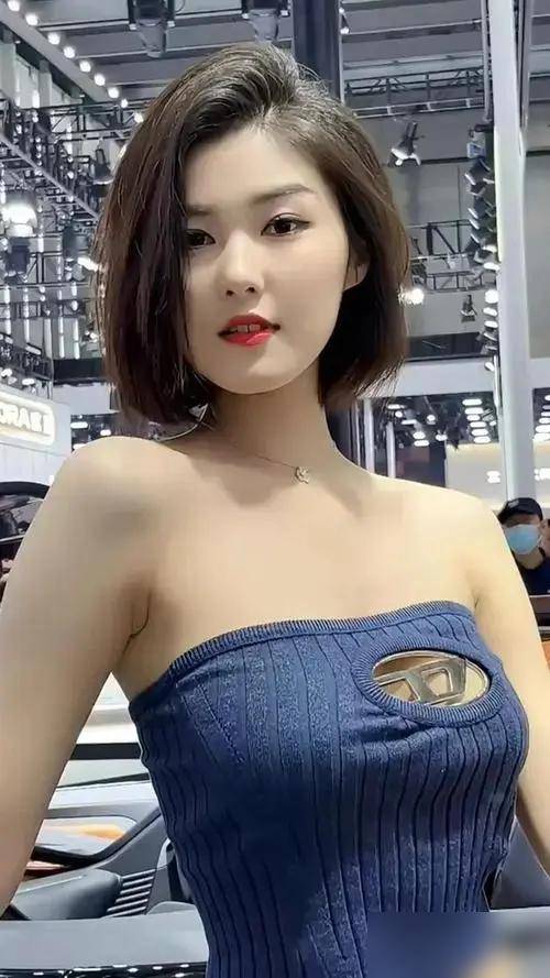 绝美车模程儿凭颜值气质出圈，车展惊艳亮相引关注，未来星途可期