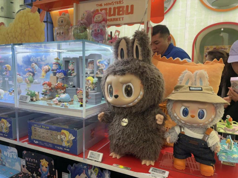 泡泡玛特LABUBU降温！新版几无溢价，老款黄牛倒贴三成出手