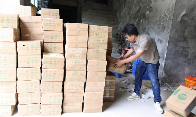 村民将打包好的农产品发货。.jpg