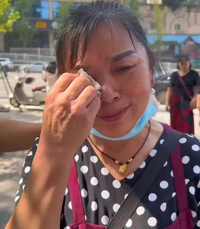 网红借摊摆拍“讨食被拒”，四川摊主遭网暴情绪崩溃