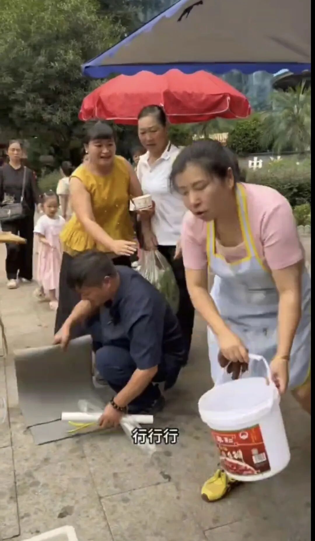 网红借摊摆拍“讨食被拒”，四川摊主遭网暴情绪崩溃