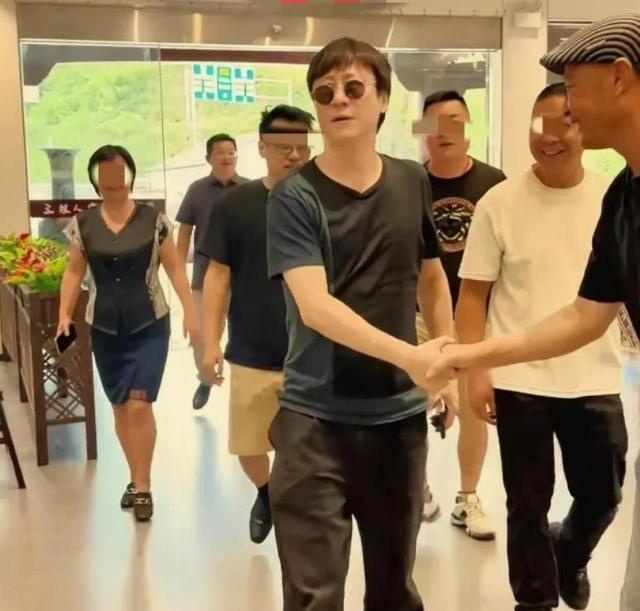 解晓东近况：从“春晚红人”到低调生活，57岁还靠商演赚钱