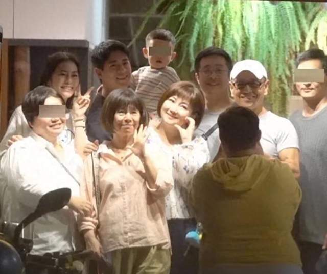 SHE久违合体出镜，44岁任家萱停工备孕，把自己弄得又肥又老气