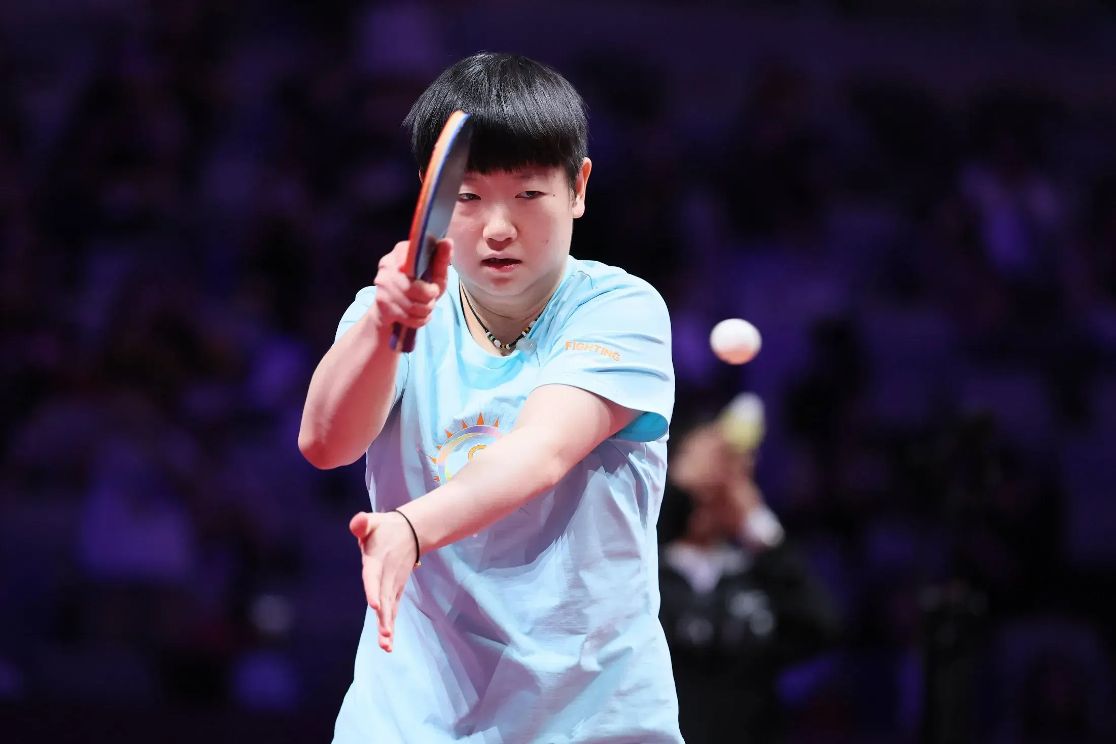 孙颖莎发球很标准，她发球时手臂180度张开的动作，被裁判提醒