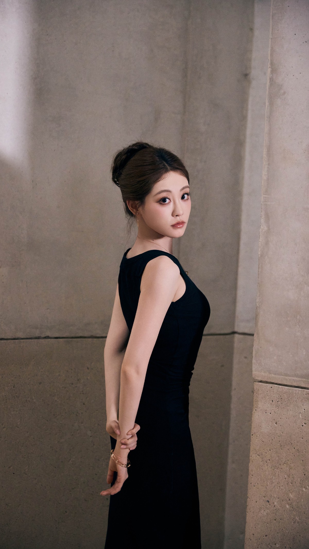 祝绪丹赫本风黑裙绝美