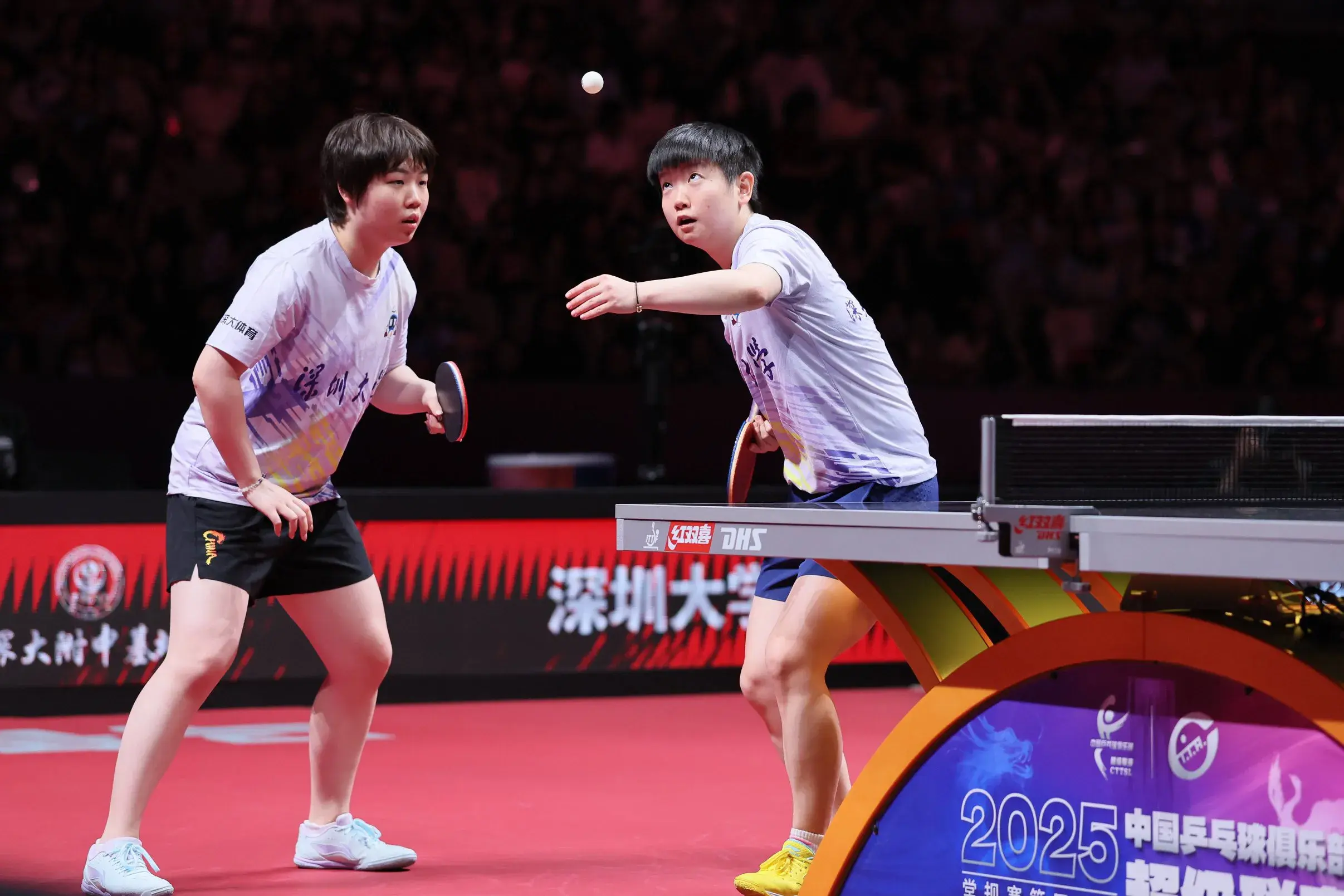 孙颖莎发球很标准，她发球时手臂180度张开的动作，被裁判提醒