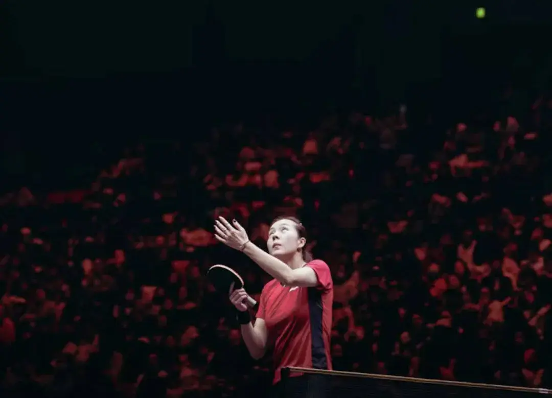 孙颖莎发球很标准，她发球时手臂180度张开的动作，被裁判提醒