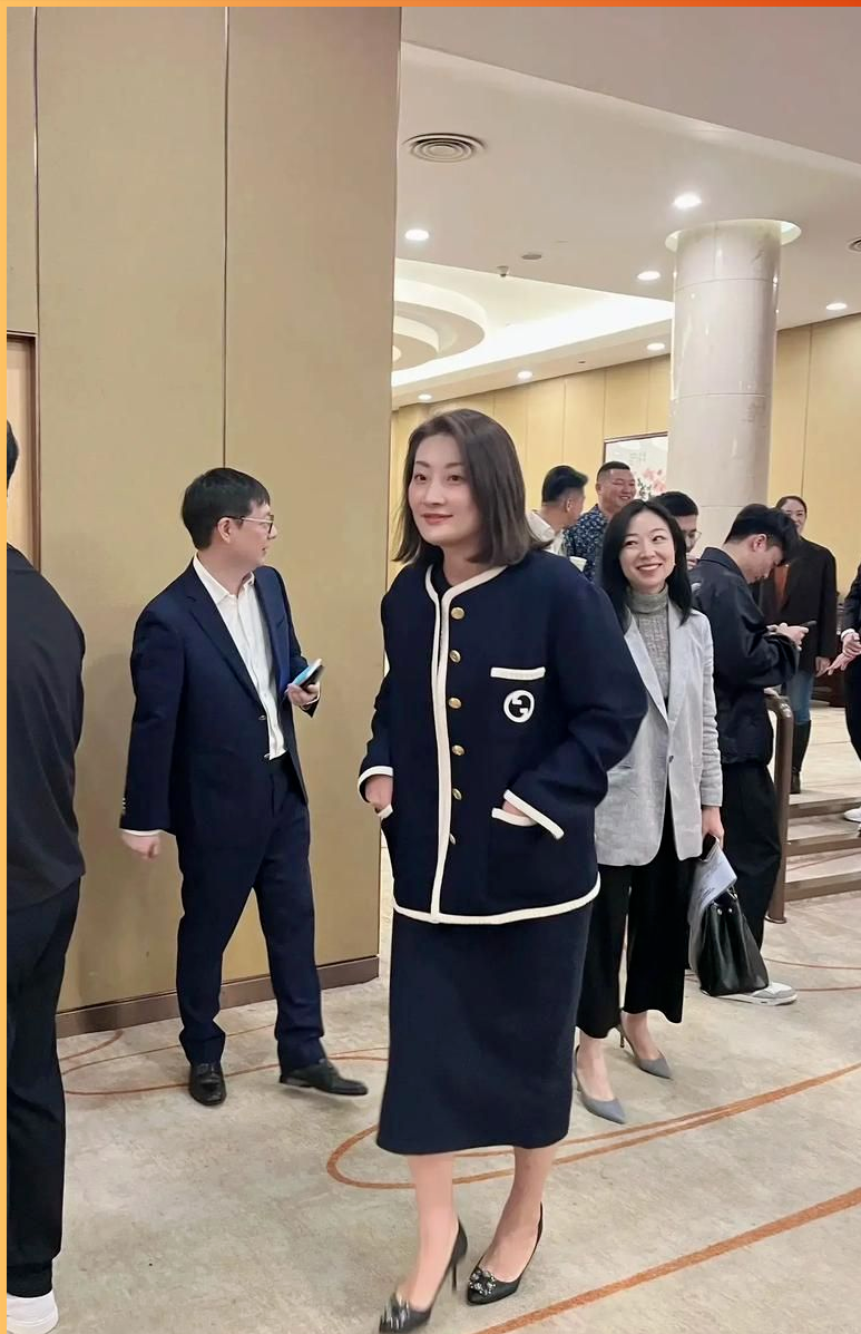 都是宗庆后基因，43岁宗馥莉和27岁宗婕莉，差距真的太大！