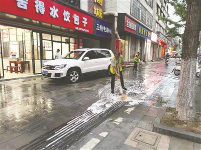 市环卫处加大夜市路面清洗力度