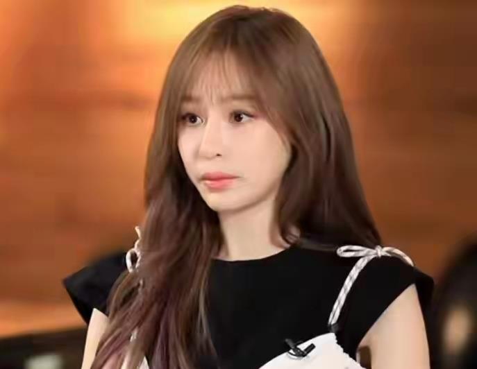 离开滤镜的王心凌：18岁的身材40+的脸，打扮很年轻，但年龄很重