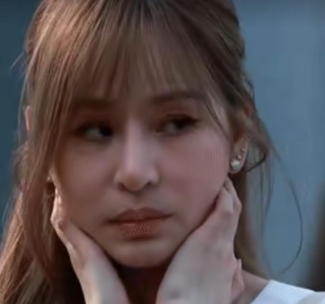 离开滤镜的王心凌：18岁的身材40+的脸，打扮很年轻，但年龄很重